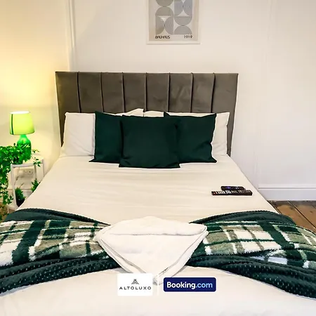 Bauhaus 4 Bedroom House By Altoluxoexperience Short Lets & Serviced With Free Parking Holiday home