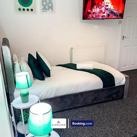 Bauhaus 4 Bedroom House By Altoluxoexperience Short Lets & Serviced With Free Parking Holiday home *