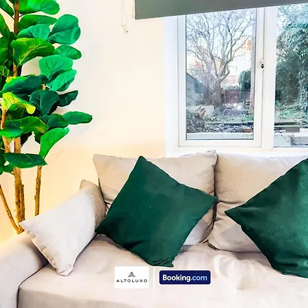 Bauhaus 4 Bedroom House By Altoluxoexperience Short Lets & Serviced With Free Parking Nyaraló