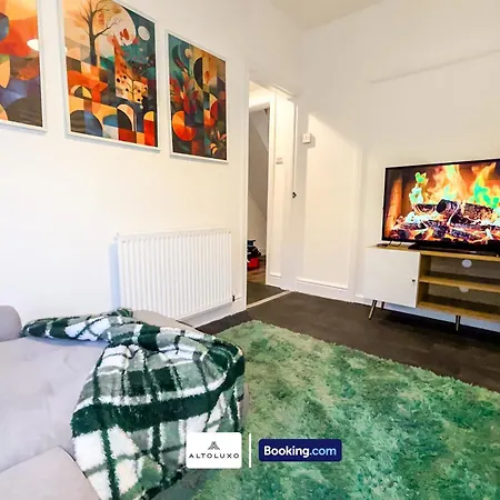Дом отдыха Bauhaus 4 Bedroom House By Altoluxoexperience Short Lets & Serviced With Free Parking Бристоль
