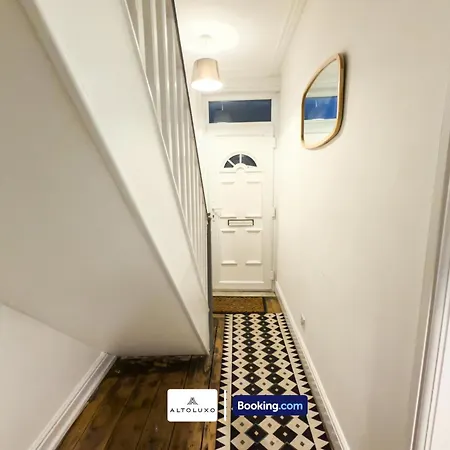 Bauhaus 4 Bedroom House By Altoluxoexperience Short Lets & Serviced With Free Parking Holiday home