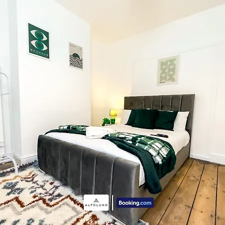 Дом отдыха Bauhaus 4 Bedroom House By Altoluxoexperience Short Lets & Serviced With Free Parking