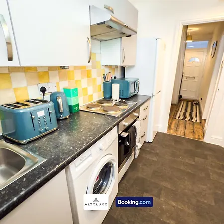 Nyaraló Bauhaus 4 Bedroom House By Altoluxoexperience Short Lets & Serviced With Free Parking *