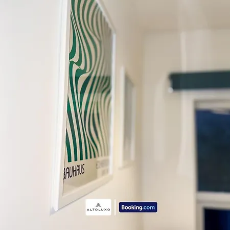 Bauhaus 4 Bedroom House By Altoluxoexperience Short Lets & Serviced With Free Parking *