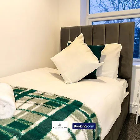 Bauhaus 4 Bedroom House By Altoluxoexperience Short Lets & Serviced With Free Parking