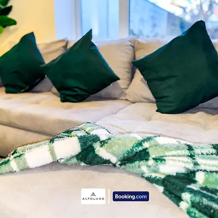Bauhaus 4 Bedroom House By Altoluxoexperience Short Lets & Serviced With Free Parking Дом отдыха Бристоль