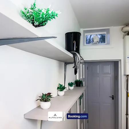 Bauhaus 4 Bedroom House By Altoluxoexperience Short Lets & Serviced With Free Parking