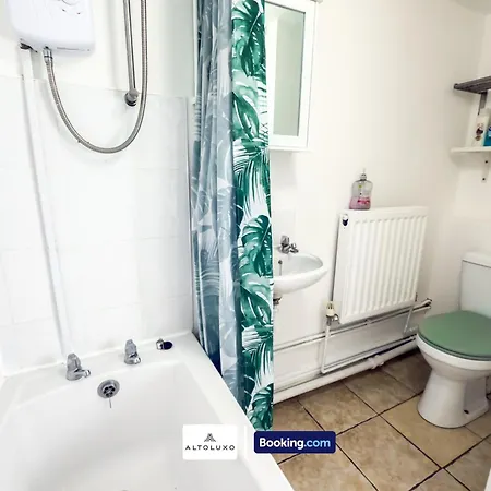 Bauhaus 4 Bedroom House By Altoluxoexperience Short Lets & Serviced With Free Parking Дом отдыха Бристоль
