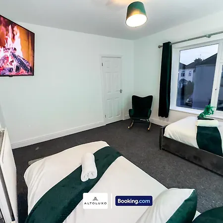 Bauhaus 4 Bedroom House By Altoluxoexperience Short Lets & Serviced With Free Parking Дом отдыха *