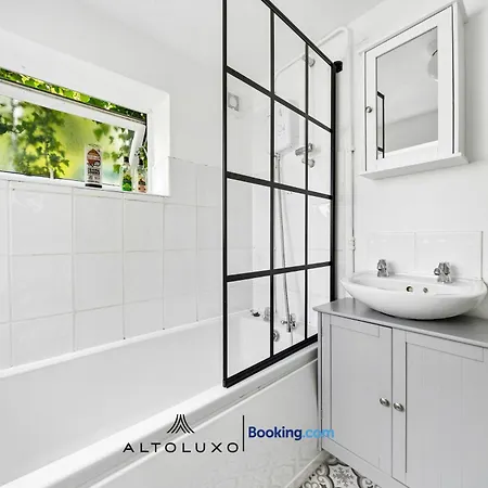 Bauhaus 4 Bedroom House By Altoluxoexperience Short Lets & Serviced With Free Parking