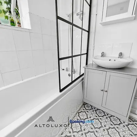 Bauhaus 4 Bedroom House By Altoluxoexperience Short Lets & Serviced With Free Parking Bristol