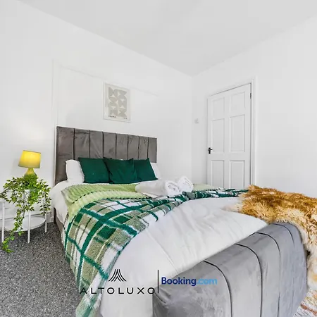 Bauhaus 4 Bedroom House By Altoluxoexperience Short Lets & Serviced With Free Parking