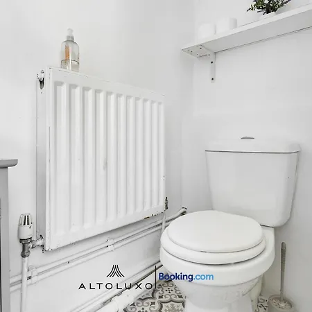 Bauhaus 4 Bedroom House By Altoluxoexperience Short Lets & Serviced With Free Parking *