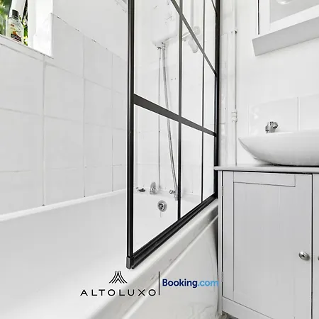Bauhaus 4 Bedroom House By Altoluxoexperience Short Lets & Serviced With Free Parking Bristol