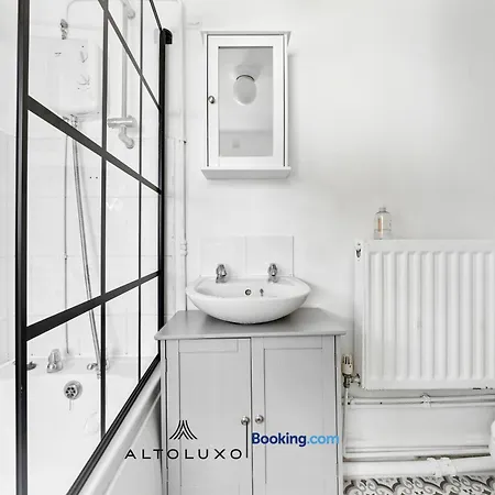 Nyaraló Bauhaus 4 Bedroom House By Altoluxoexperience Short Lets & Serviced With Free Parking *