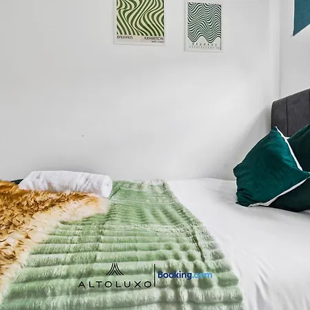 Bauhaus 4 Bedroom House By Altoluxoexperience Short Lets & Serviced With Free Parking