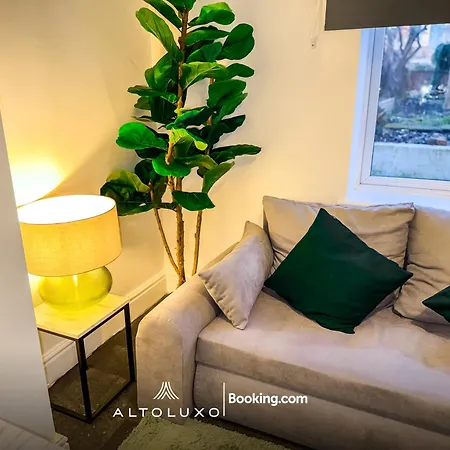 Bauhaus 4 Bedroom House By Altoluxoexperience Short Lets & Serviced With Free Parking Bristol