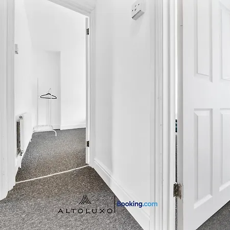 Bauhaus 4 Bedroom House By Altoluxoexperience Short Lets & Serviced With Free Parking * Bristol