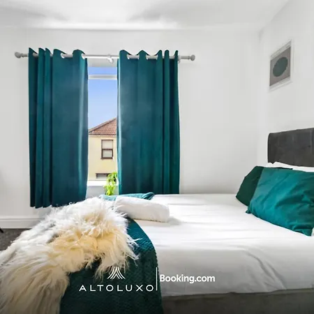 Bauhaus 4 Bedroom House By Altoluxoexperience Short Lets & Serviced With Free Parking *