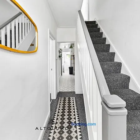 Nyaraló Bauhaus 4 Bedroom House By Altoluxoexperience Short Lets & Serviced With Free Parking *