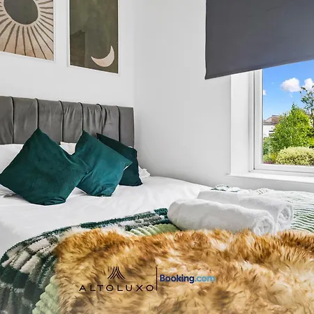 Bauhaus 4 Bedroom House By Altoluxoexperience Short Lets & Serviced With Free Parking