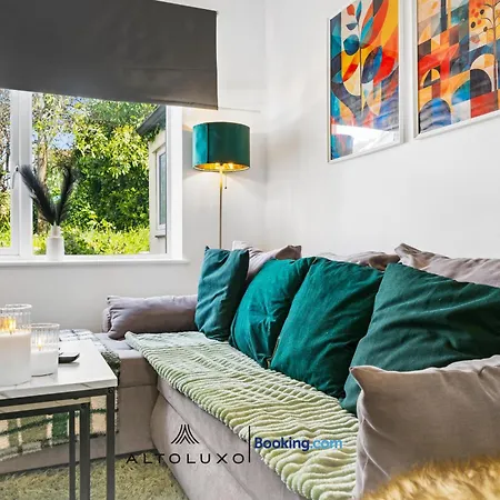 Bauhaus 4 Bedroom House By Altoluxoexperience Short Lets & Serviced With Free Parking Nyaraló