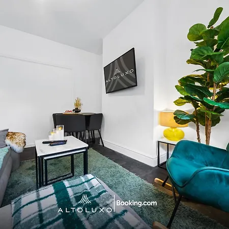 Bauhaus 4 Bedroom House By Altoluxoexperience Short Lets & Serviced With Free Parking Nyaraló