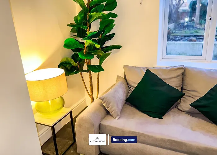 Bauhaus 4 Bedroom House By Altoluxoexperience Short Lets & Serviced With Free Parking *