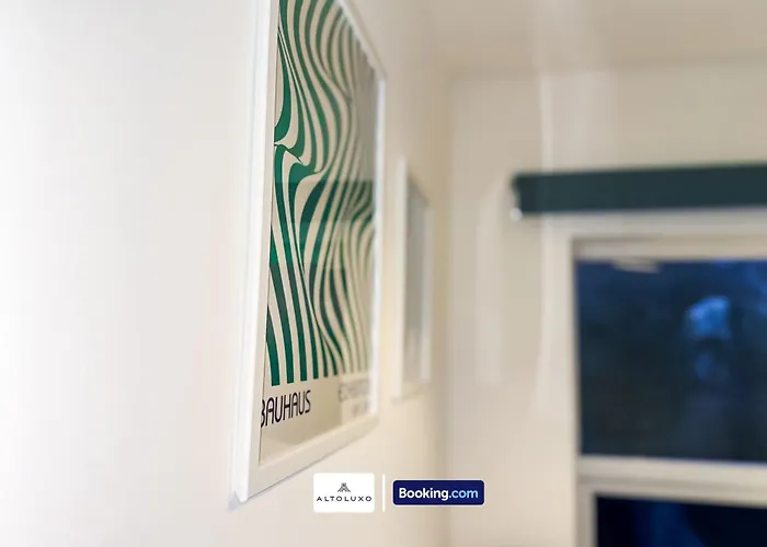 Bauhaus 4 Bedroom House By Altoluxoexperience Short Lets & Serviced With Free Parking *