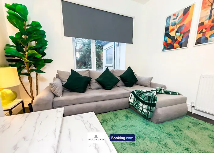 Bauhaus 4 Bedroom House By Altoluxoexperience Short Lets & Serviced With Free Parking *