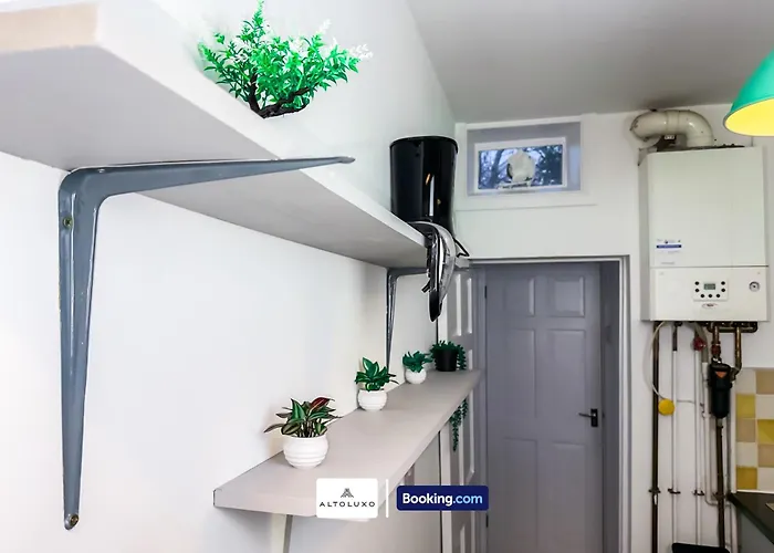 Bauhaus 4 Bedroom House By Altoluxoexperience Short Lets & Serviced With Free Parking