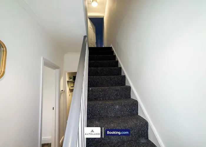 Bauhaus 4 Bedroom House By Altoluxoexperience Short Lets & Serviced With Free Parking *