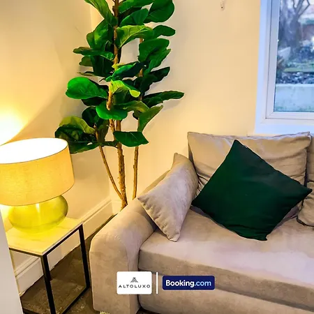 Bauhaus 4 Bedroom House By Altoluxoexperience Short Lets & Serviced With Free Parking *