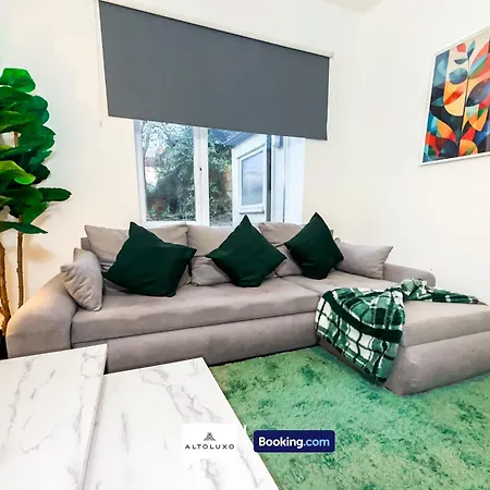 Bauhaus 4 Bedroom House By Altoluxoexperience Short Lets & Serviced With Free Parking *