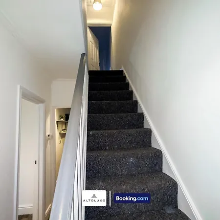 Bauhaus 4 Bedroom House By Altoluxoexperience Short Lets & Serviced With Free Parking *